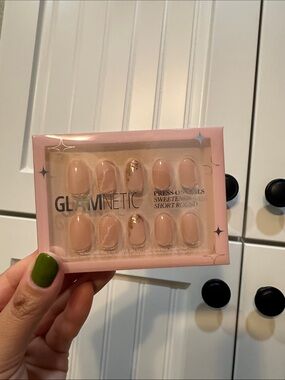 Glamnetic Press-On Nails in Nude with Gold Accent